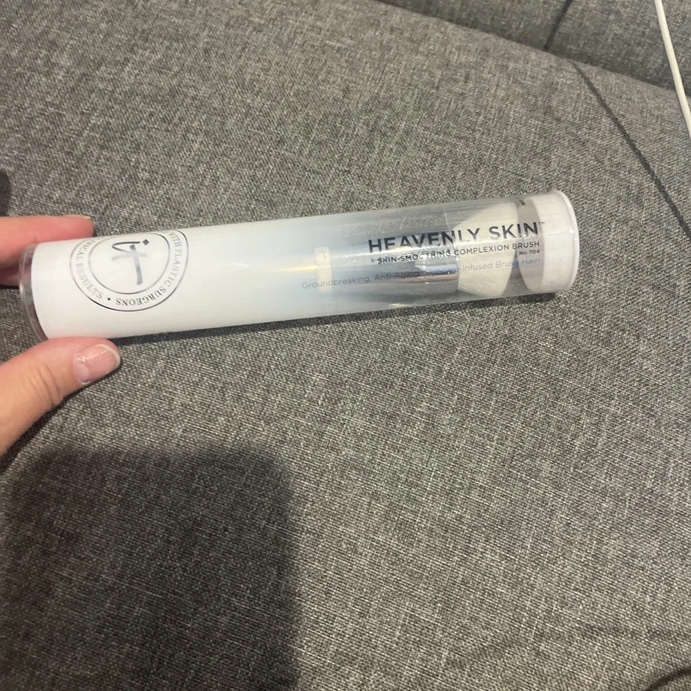 IT Cosmetics Heavenly Skin Skin-Smoothing Complexion Brush No 704 NEW SEALED!